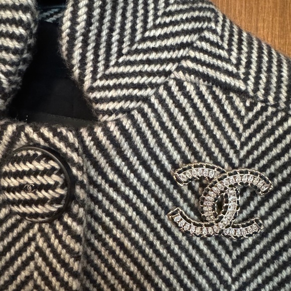 Limited Edition Classic Chanel Large CC Logo Leather, Crystal and Gold Brooch - Picture 3 of 3